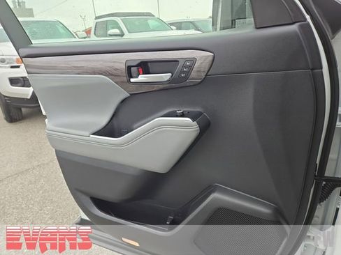 Used 2025 Toyota Highlander Platinum image 18