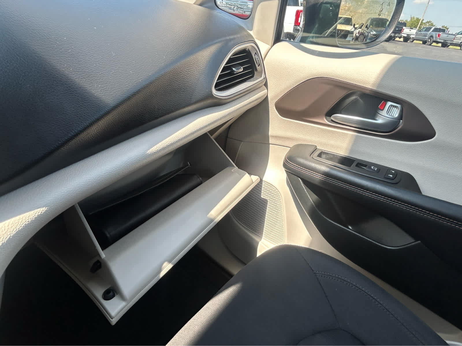 Used 2018 Chrysler Pacifica Touring Plus FWD image 47