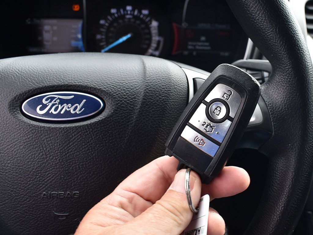 Used 2017 Ford Fusion SE w/ Fusion SE Technology Package FWD image 9