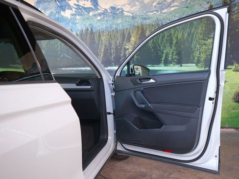 Used 2020 Volkswagen Tiguan S image 29