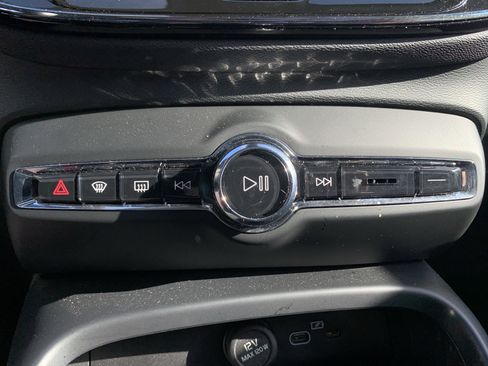 Used 2025 Volvo XC40 B5 Core image 29