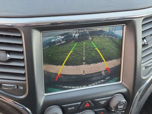 Used 2018 Jeep Grand Cherokee Laredo AWD/4WD image 14