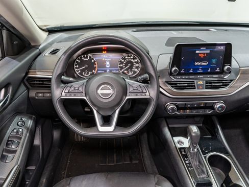 Used 2024 Nissan Altima 2.5 SV FWD image 11