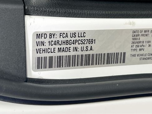 Used 2023 Jeep Grand Cherokee Limited AWD/4WD image 30