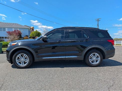 Used 2021 Ford Explorer XLT w/ Equipment Group 202A AWD/4WD image 9