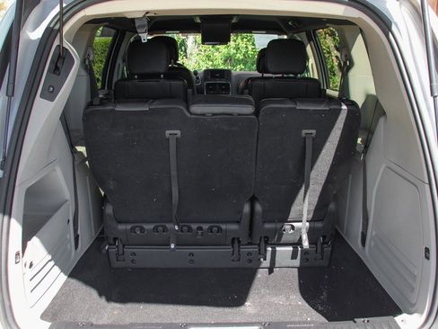 Used 2020 Dodge Grand Caravan SXT image 9