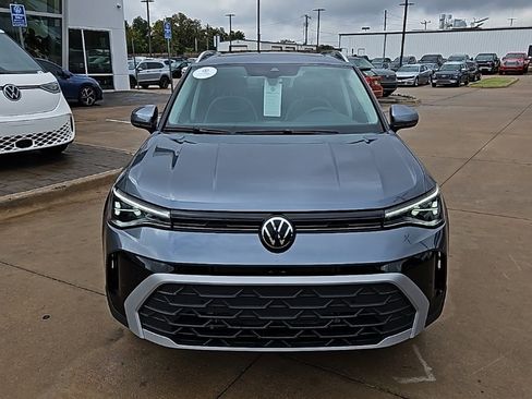 Used 2025 Volkswagen Taos SE image 2