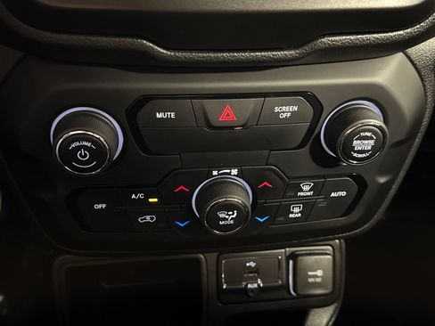 Used 2019 Jeep Renegade Sport w/ UConnect 7.0 Group FWD image 23