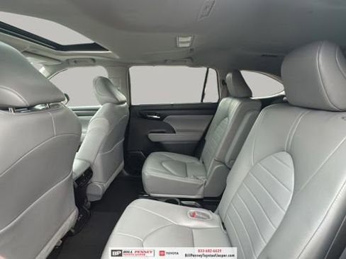 Used 2025 Toyota Highlander XLE image 13
