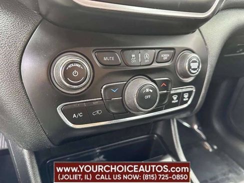 Used 2019 Jeep Cherokee Latitude w/ Popular Appearance Group AWD/4WD image 44