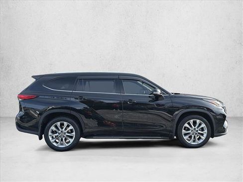 Used 2022 Toyota Highlander Limited image 4