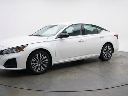 Used 2025 Nissan Altima 2.5 SV FWD image 3