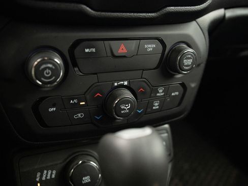 Used 2019 Jeep Renegade Latitude w/ Safety & Security Group II AWD/4WD image 9