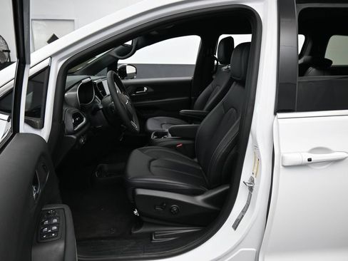 Used 2025 Chrysler Pacifica Select FWD image 11