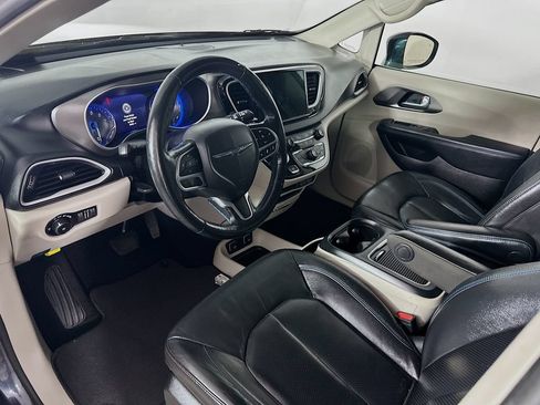 Used 2021 Chrysler Pacifica Touring-L FWD image 30
