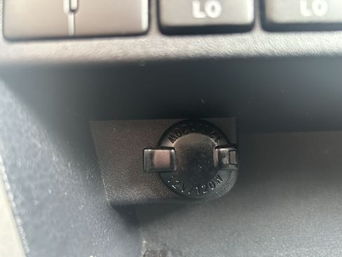Used 2018 Toyota RAV4 XLE AWD/4WD image 31