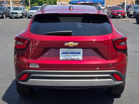 Certified 2025 Chevrolet Trax LT w/ LT Convenience Package FWD image 12
