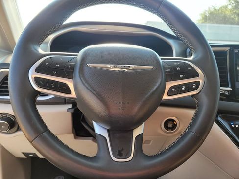 Used 2024 Chrysler Pacifica Touring-L FWD image 23