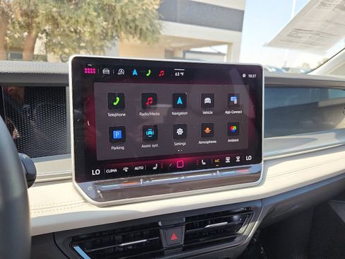 Used 2025 Volkswagen Tiguan SE image 19