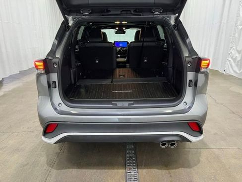 Used 2026 Toyota Highlander XSE AWD/4WD image 13