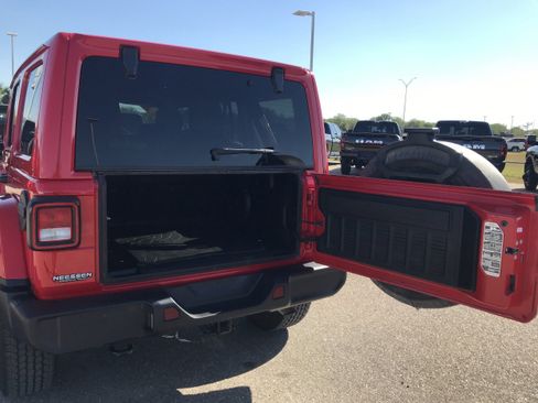 Used 2018 Jeep Wrangler Unlimited Sahara image 22