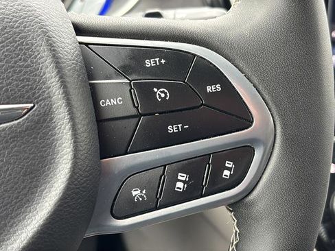 Certified 2024 Chrysler Pacifica Touring-L image 27