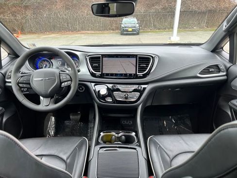 Used 2025 Chrysler Pacifica Limited image 15