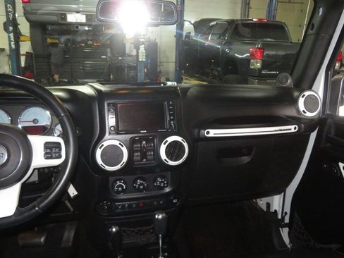 Used 2014 Jeep Wrangler Unlimited Sahara AWD/4WD image 36