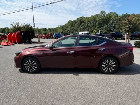 Used 2025 Nissan Altima 2.5 SV FWD image 30