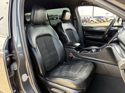 Used 2023 Jeep Grand Cherokee L Laredo image 29