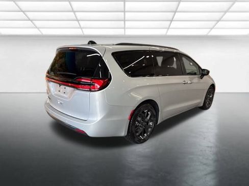 New 2026 Chrysler Pacifica Select w/ S Appearance Package image 6