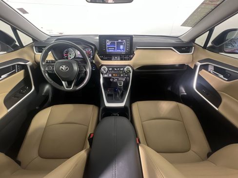 Used 2021 Toyota RAV4 XLE Premium image 31