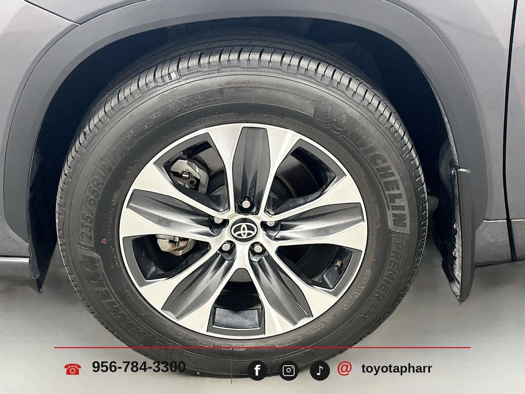 Used 2025 Toyota Highlander XLE FWD image 31
