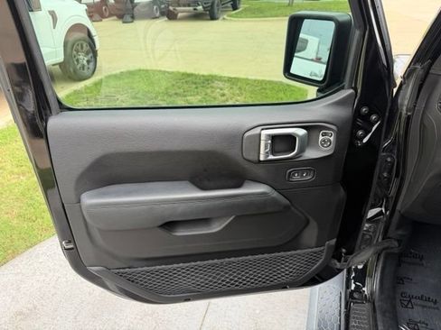 Used 2019 Jeep Wrangler Unlimited Sahara AWD/4WD image 8