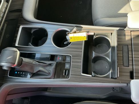 Used 2023 Toyota Sienna Limited image 15