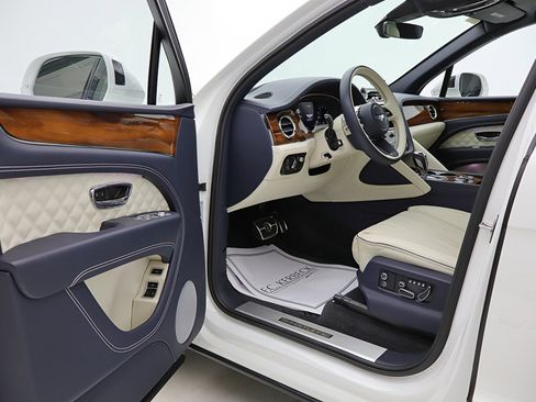 Certified 2022 Bentley Bentayga image 42