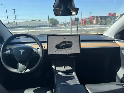Used 2024 Tesla Model Y Long Range AWD/4WD image 12
