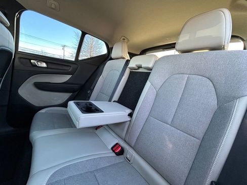 Used 2020 Volvo XC40 T4 Momentum w/ Premium Package image 19