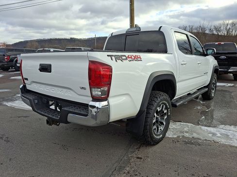 Used 2017 Toyota Tacoma TRD Off-Road image 10