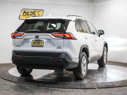 Used 2020 Toyota RAV4 XLE image 4
