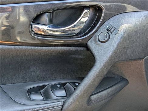 Used 2018 Nissan Rogue SV image 4