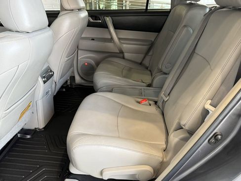 Used 2012 Toyota Highlander SE w/ Tow Pkg image 31