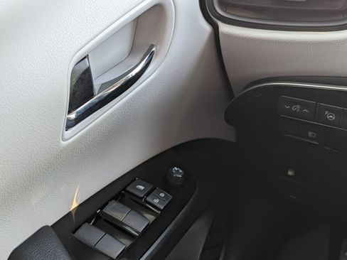 Used 2022 Toyota Prius LE image 22