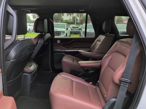 Used 2025 Lincoln Navigator Reserve AWD/4WD image 13