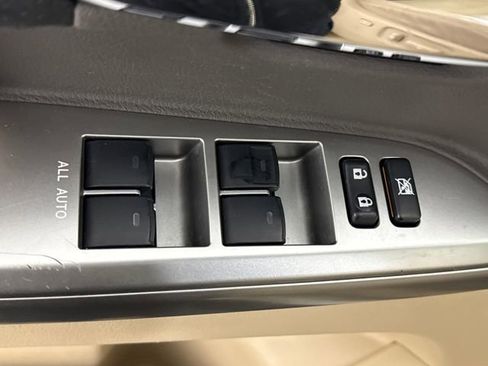 Used 2013 Toyota Land Cruiser image 30