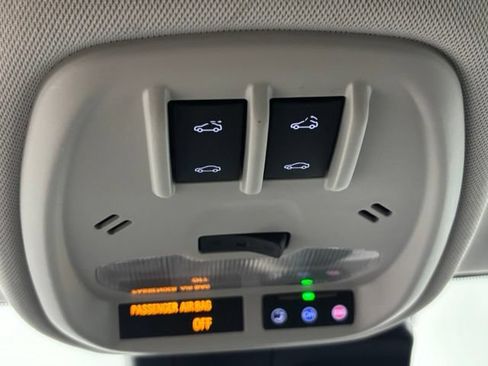 Used 2025 Chevrolet Trax LT w/ Sunroof Package FWD image 32
