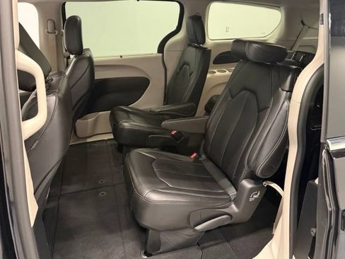 Used 2024 Chrysler Pacifica Touring-L FWD image 34