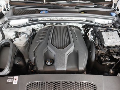 New 2026 Porsche Macan image 25