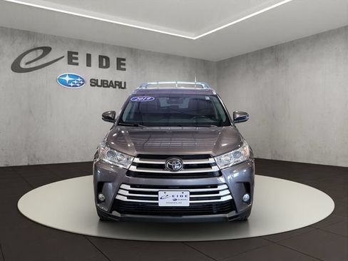 Used 2019 Toyota Highlander XLE AWD/4WD image 4