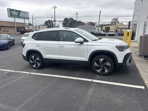 Used 2025 Volkswagen Taos SE image 6